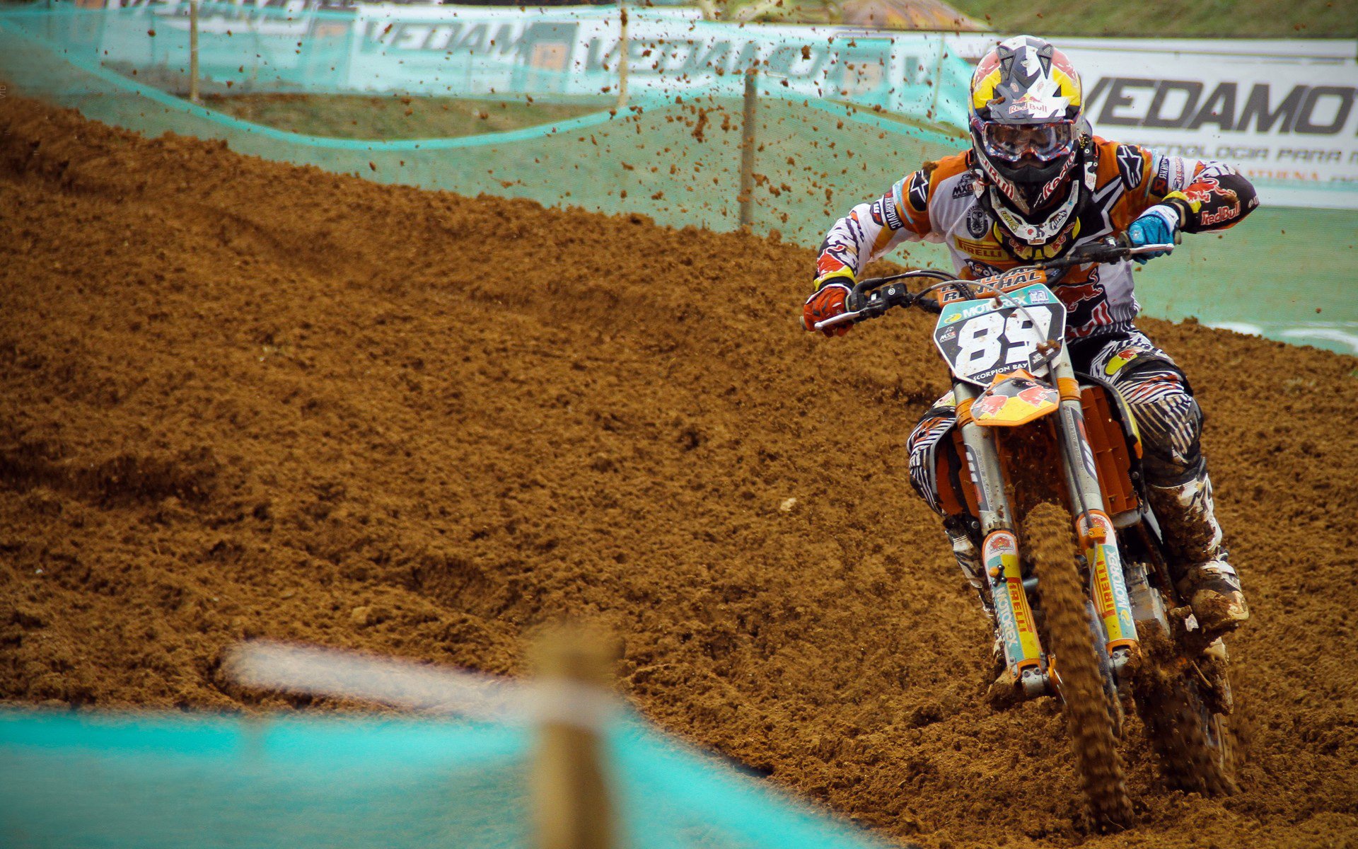 足球装备科技革新，提升运动员表现新突破，专业足球装备